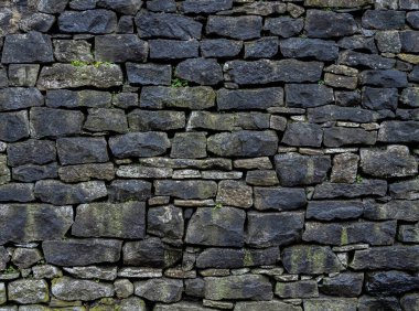 Çirkin taş ustalığı kaba bir zemin oluşturur..