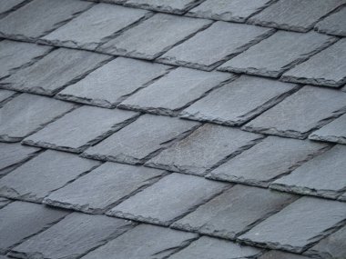 Doğal gri taş desenli yıpranmış çatı kiremit dokusu ve kopyalama alanı.