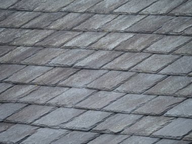 Doğal gri taş desenli yıpranmış çatı kiremit dokusu ve kopyalama alanı.