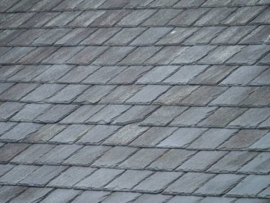 Doğal gri taş desenli yıpranmış çatı kiremit dokusu ve kopyalama alanı.