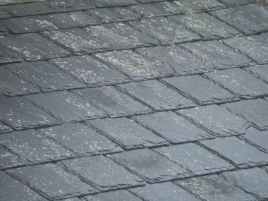 Doğal gri taş desenli yıpranmış çatı kiremit dokusu ve kopyalama alanı.