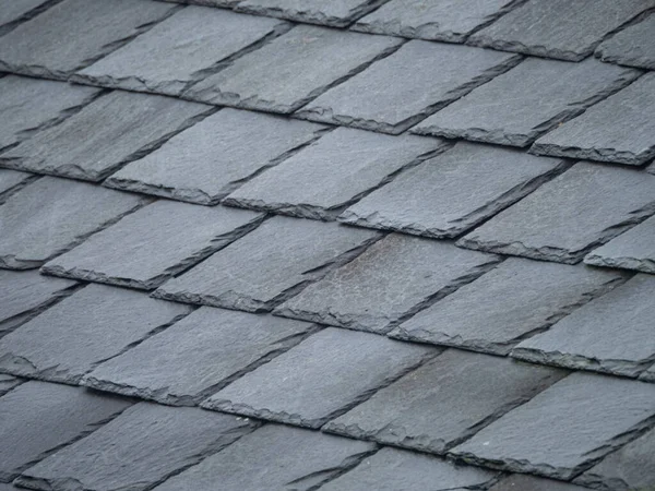 Doğal gri taş desenli yıpranmış çatı kiremit dokusu ve kopyalama alanı.