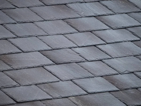 Doğal gri taş desenli yıpranmış çatı kiremit dokusu ve kopyalama alanı.