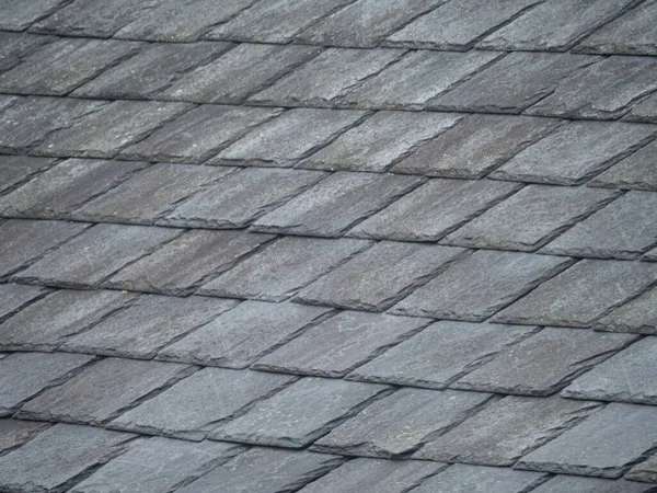 Doğal gri taş desenli yıpranmış çatı kiremit dokusu ve kopyalama alanı.