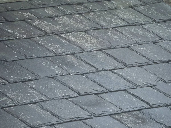 Doğal gri taş desenli yıpranmış çatı kiremit dokusu ve kopyalama alanı.