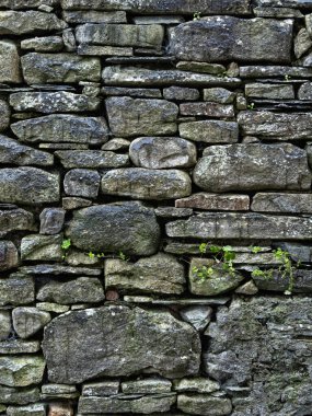 Çirkin taş ustalığı kaba bir zemin oluşturur..