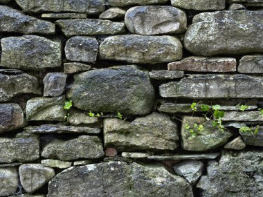 Çirkin taş ustalığı kaba bir zemin oluşturur..