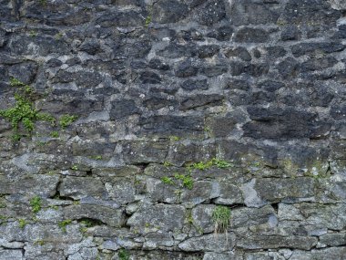 Çirkin taş ustalığı kaba bir zemin oluşturur..