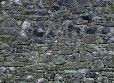 Yıpranmış kireçtaşı duvar dokusu ve doğal taş detayı..