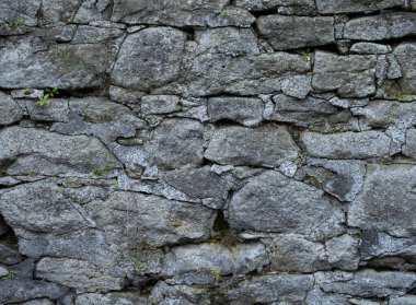 Yıpranmış kireçtaşı duvar dokusu ve doğal taş detayı..