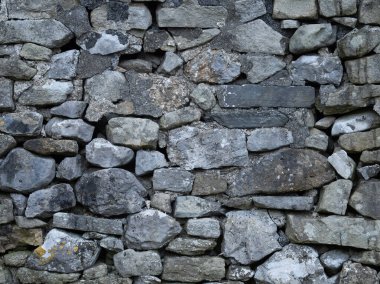 Çirkin taş ustalığı kaba bir zemin oluşturur..