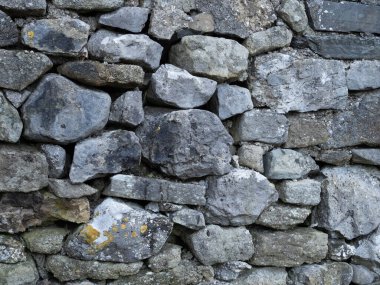 Çirkin taş ustalığı kaba bir zemin oluşturur..