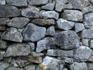 Çirkin taş ustalığı kaba bir zemin oluşturur..