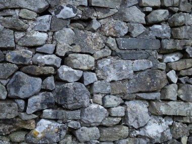 Yıpranmış kireçtaşı kuru duvar dokusu doğal taş detaylarıyla.