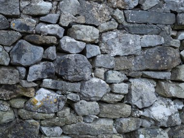 Yıpranmış kireçtaşı kuru duvar dokusu doğal taş detaylarıyla.