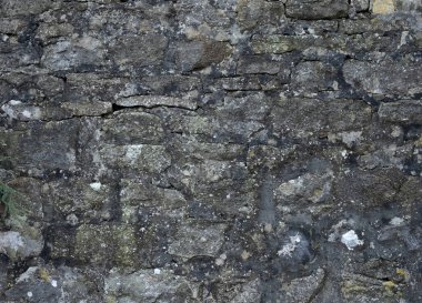 İnce mineral lekeli eski bir dış duvar..