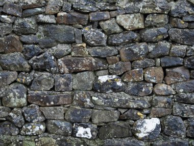 İnce mineral lekeli eski bir dış duvar..