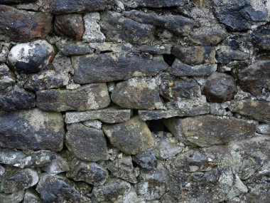 Çirkin taş ustalığı kaba bir zemin oluşturur..