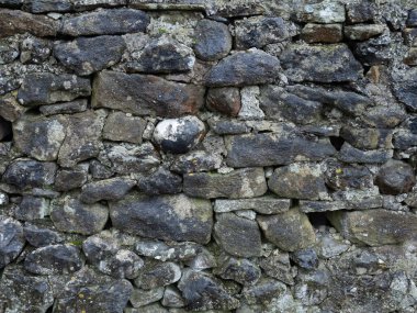 Tarihi mineral lekeli kuru taş duvar