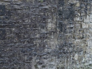 İnce mineral lekeli eski dış duvar..