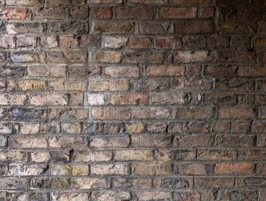 Düz olmayan renklerle karartılmış tuğla duvar ve yıpranmış endüstriyel karakter.