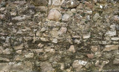 Kireçtaşı blokların kaba dokusuyla yakın plan görüntüsü.