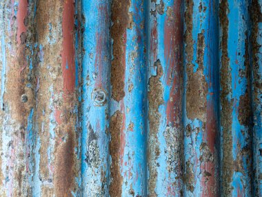 Parlak mavi tonlar ve desenli çürüme ile paslı yüzey.