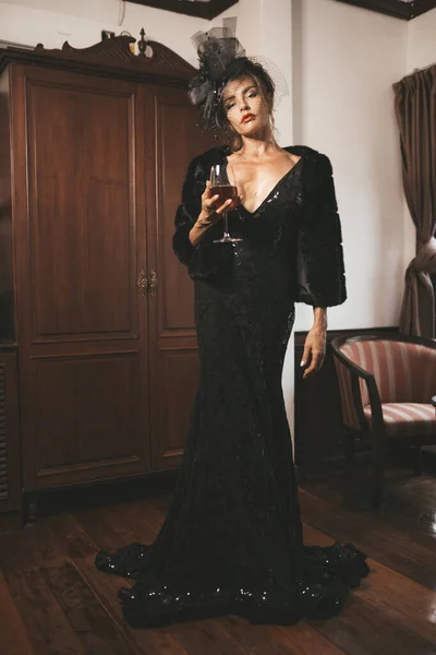 Елегантна жінка в чорному вбранні готелю. Ретро -стиль запас фото