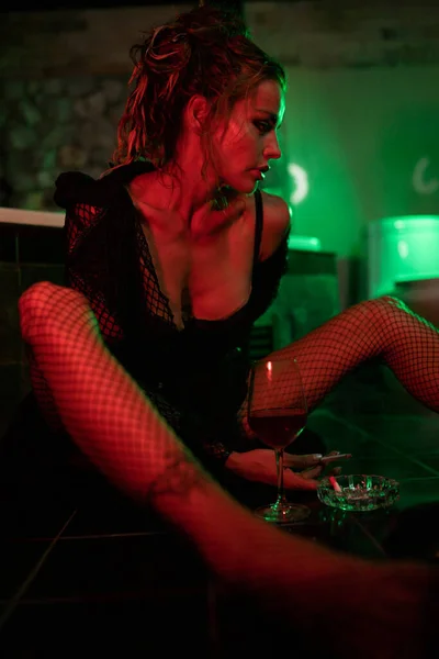 Mujer Sexy Sentada Suelo Baño Fumando Bebiendo Vino Luz Roja — Foto de Stock