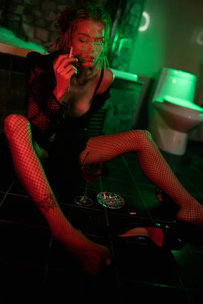 Mujer Sexy Sentada Suelo Baño Fumando Bebiendo Vino Luz Roja — Foto de Stock