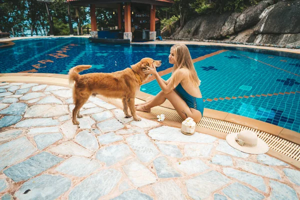 Kutyával játszó nő a medencénél — Stock Fotó