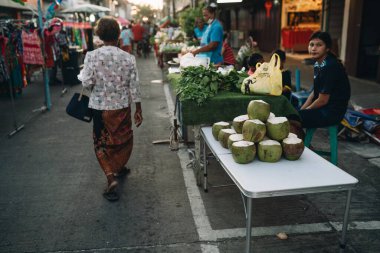 Koh Phangan, Tayland - 29 Ağustos 2020: Cumartesi pazarı. Gün batımı zamanı