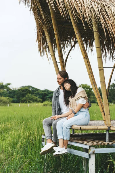 Casal Apaixonado Está Sentado Ponte Bambu Campo Arroz — Fotografia de Stock