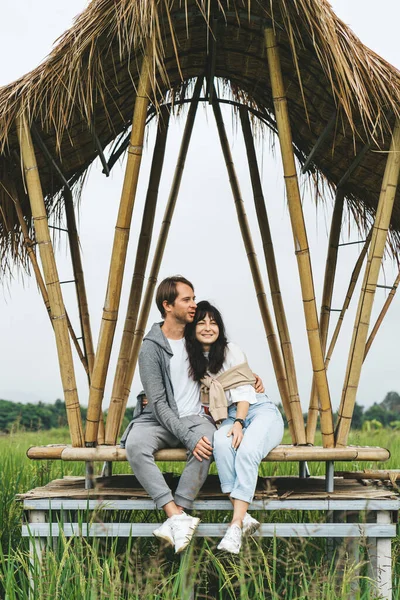 Casal Apaixonado Está Sentado Ponte Bambu Campo Arroz — Fotografia de Stock