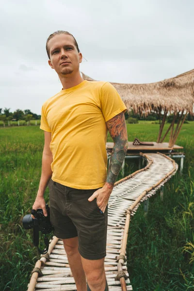Homem Fotógrafo Camiseta Amarela Está Andando Ponte Bambu Campo Arroz — Fotografia de Stock