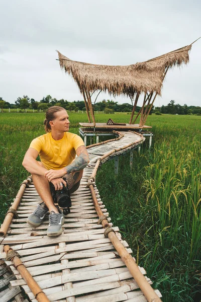 Homem Fotógrafo Camiseta Amarela Está Sentado Ponte Bambu Campo Arroz — Fotografia de Stock