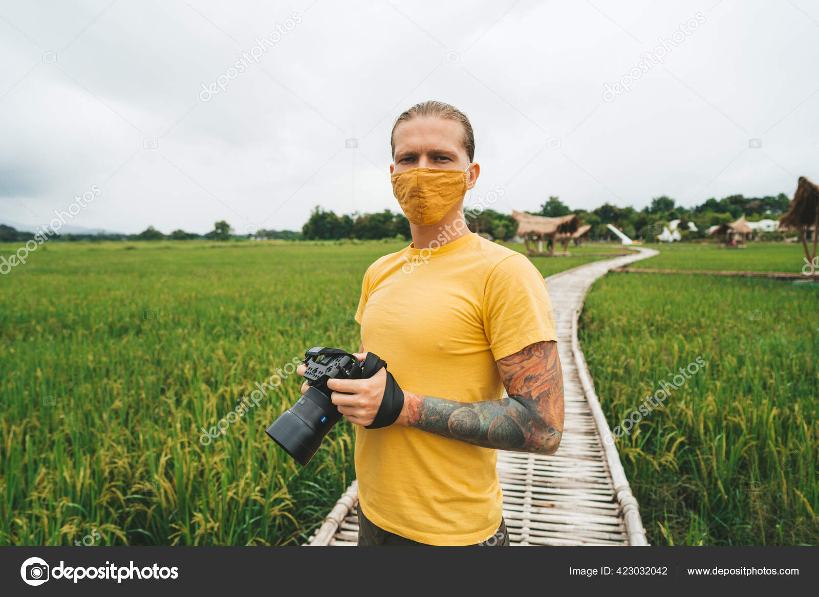 Ceder Oceanía capoc Hombre Fotógrafo Camiseta Amarilla Está Caminando Puente Bambú Campo Arroz: fotografía de stock © natalie_magic #423032042 | Depositphotos Ceder Oceanía capoc Hombre Fotógrafo Camiseta Amarilla Está Caminando Puente Bambú Campo Arroz: fotografía de stock © natalie_magic #423032042 | Depositphotos