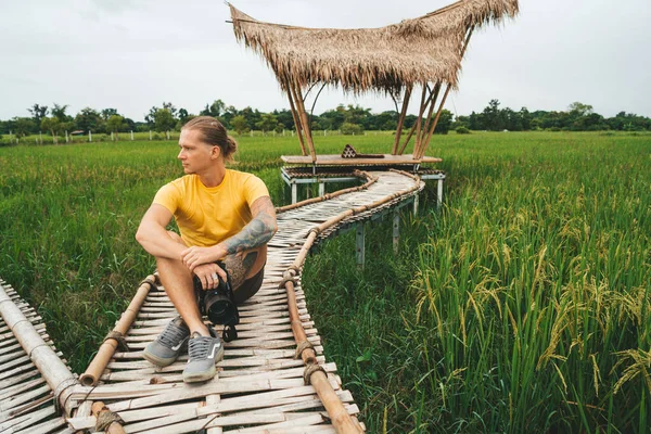 Homem Fotógrafo Camiseta Amarela Está Sentado Ponte Bambu Campo Arroz — Fotografia de Stock