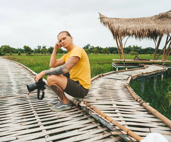 Homem Fotógrafo Camiseta Amarela Está Sentado Ponte Bambu Campo Arroz — Fotografia de Stock