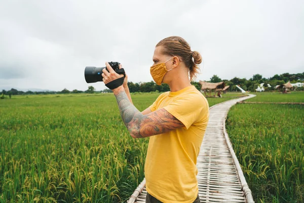 Seorang Fotografer Dengan Kaos Kuning Berjalan Jembatan Bambu Sawah — Stok Foto