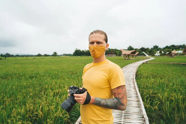 Seorang Fotografer Dengan Kaos Kuning Berjalan Jembatan Bambu Sawah — Stok Foto