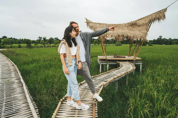 Casal Apaixonado Está Andando Ponte Bambu Campo Arroz — Fotografia de Stock