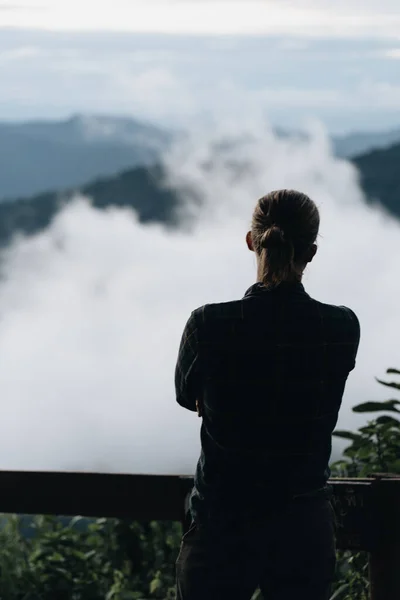 Człowiek Stoi Wysokości Niesamowitym Widokiem Górami Chmurami — Zdjęcie stockowe