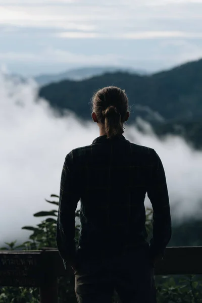 Człowiek Stoi Wysokości Niesamowitym Widokiem Górami Chmurami — Zdjęcie stockowe