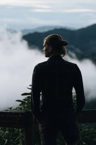 Hombre Está Pie Alto Una Vista Increíble Con Montañas Nubes — Foto de Stock