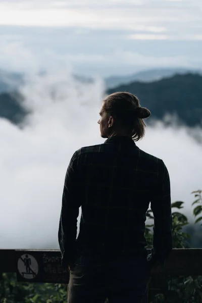 Homme Tient Debout Haut Une Vue Incroyable Avec Des Montagnes — Photo