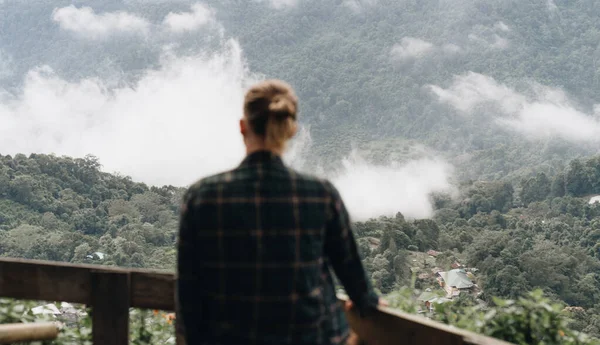 Homme Tient Debout Haut Avec Une Vue Imprenable Sur Les — Photo