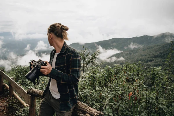 Muž Fotograf Stojící Vrcholu Dělat Obrázek Úžasného Pohledu Hory — Stock fotografie