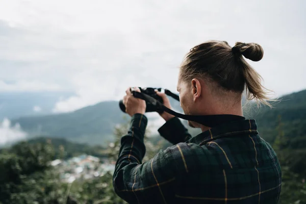 Człowiek Fotograf Stoi Wysokości Robi Zdjęcie Niesamowity Widok Góry — Zdjęcie stockowe