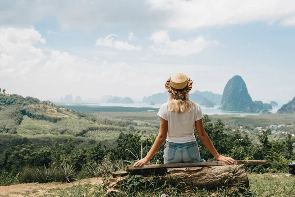 Mulher Está Sentada Tronco Desfrutando Uma Vista Incrível Das Rochas — Fotografia de Stock